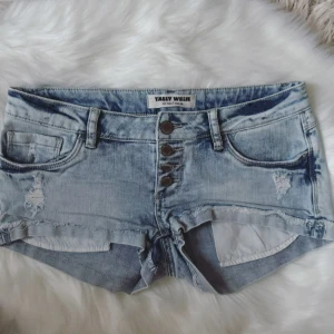 Ljusblåa lowrise shorts - Kan köpa dessa i par med ett par liknande mörkblå i samma storlek och själva så kolla ifall annonsen med båda två är såld innan du trycker på köp nu!💕 midja: ca 37,5 rakt över💕