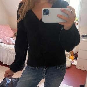 snygg svart kofta ❣️ - Mysig svart kofta från Vila med fluffig känsla och v-ringad hals. Perfekt att slänga på sig när det är kyligt ute. Går att bära på flera olika sätt då knapparna går att knäppas upp 🥹❣️