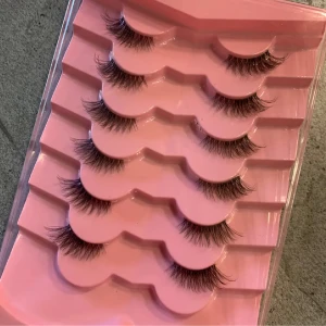 6 par lösögonfransar  - säljer för 40kr de är oanvända de som är kvar ❤️