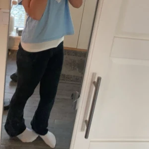 Svarta boot cut jeans från Gina - Säljer ett par svarta byxor med bot cut passform. De är tillverkade i mjukt bomullstyg och har en klassisk look som funkar till många olika stilar. Perfekta för dig som gillar enkel och clean design. Säljer då de börjar bli för korta på mig💞