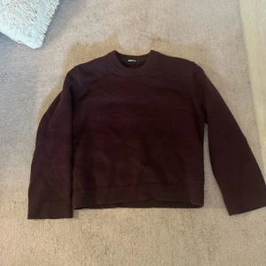 Vinröd stickad tröja Gina Tricot - Mysig vinröd stickad tröja från Gina Tricot med rund halsringning och ribbade muddar. Perfekt för lager-på-lager och passar till både jeans och kjol. Enkel och stilren design som funkar året runt.