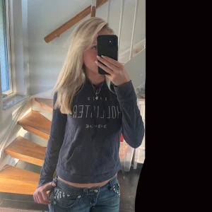 Hollister hoodie  - Säljer min väldigt snygga mörkblå Hollister hoodie med tryck! Den är perfekt för en stilren look och passar väldigt bra till jeans! Pris kan diskuteras vid snabbt köp!