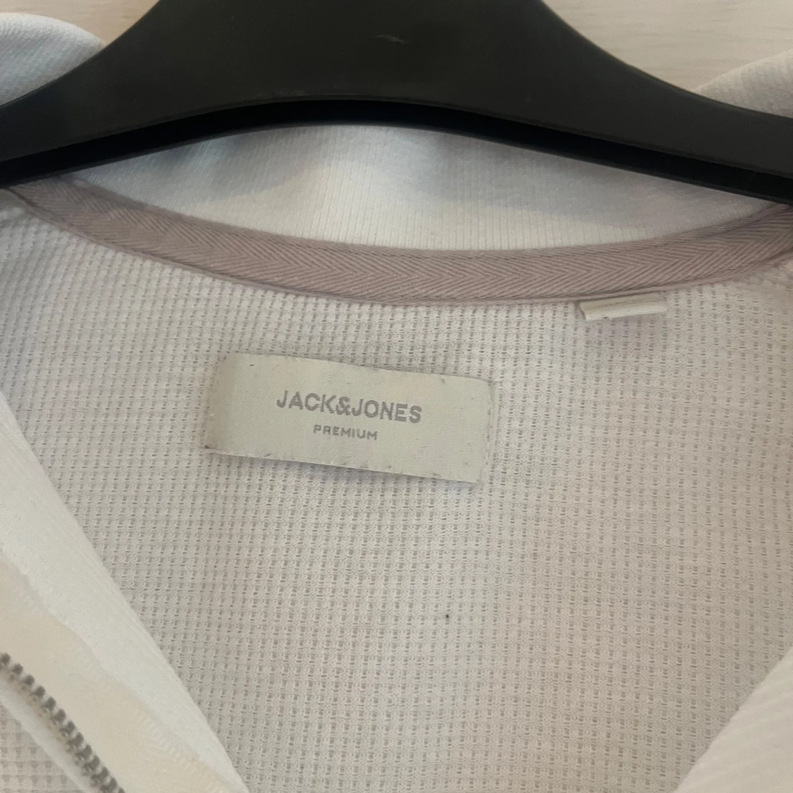 Vit pikétröja med half zip Jack & Jones - 1