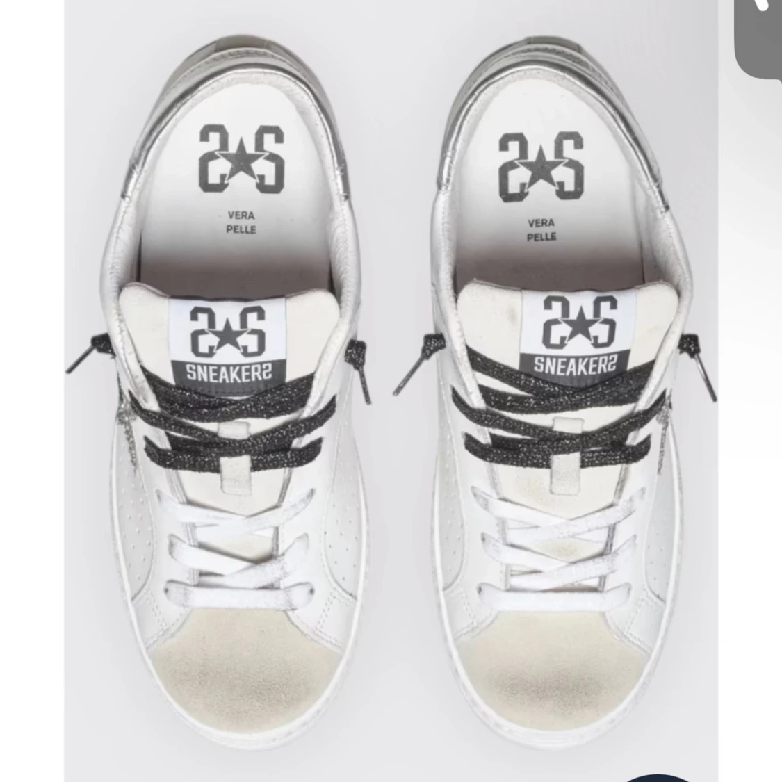 Vita sneakers från 2Star med svarta detaljer