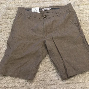 Linne shorts - Säljer ett par feta linne chino shorts. Aldrig använda för små bara och helt nya. Nypris 500kr mitt pris: 250kr