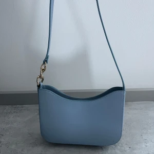 Ljusblå axelväska  - Jättefin blå somrig väska. 