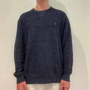 Marinblå Ralph Lauren tröja  - Marinblå Ralph lauren tröja || Storlek M || Tröjan  är i bra skick || Mitt pris 599kr || Modellen på bilden är 170cm och väger 62kg || Tveka inte på att höra av dig vid frågor eller funderingar 