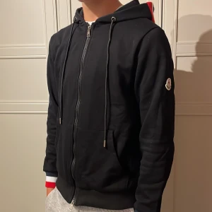Moncler tröja - Säljer nu denna riktigt feta Moncler tröjan. Skick 10/10 aldrig använd. Storlek 2 som motsvarar S-M. Bara att skriva vid frågor eller funderingar. Pris kan diskuteras.
