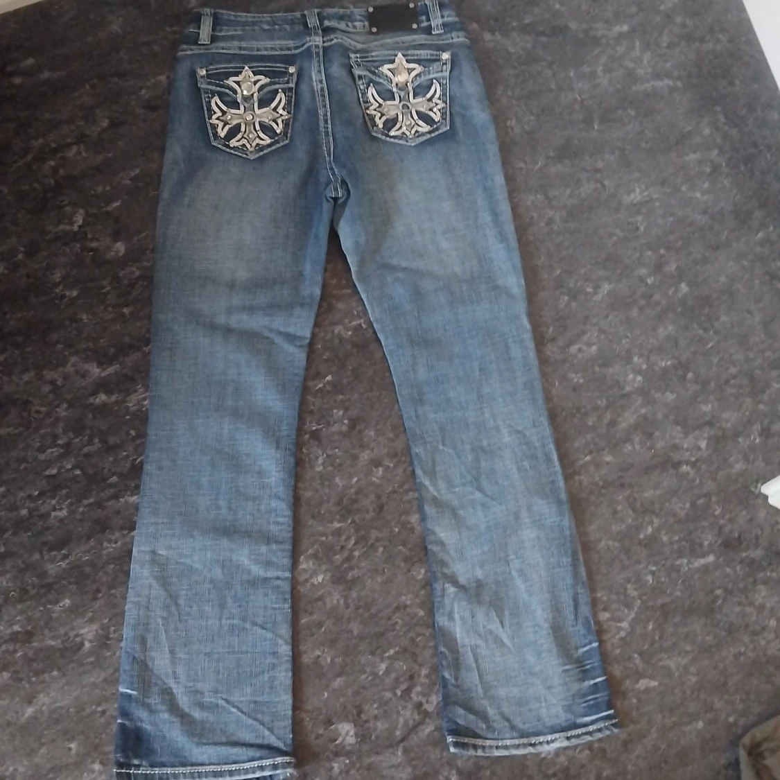 Blåa Ed Hardy jeans med detaljer - 2