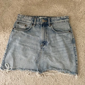 Jeanskjol  - Säljer en snygg ljusblå jeanskjol från Zara i storlek XS. 
