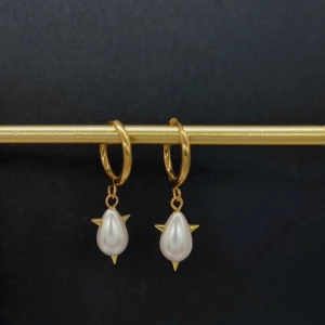 Handgjorda örhängen  - Handgjorda örhängen ● Material- rostfritt stål och glaspärlor ●Örhängeskrokar - ●Längd -3,5cm 