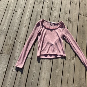 Rosa ribbad långärmad topp 157 - Superfin ljusrosa ribbad långärmad topp från 157 med croppad passform och bred, rundad urringning. Perfekt att styla med jeans eller kjol för en chill look. Mjuk och stretchig i bomullsmix, passar dig som gillar enkla men snygga basplagg. Skriv om du funderar på något.💕💕💕