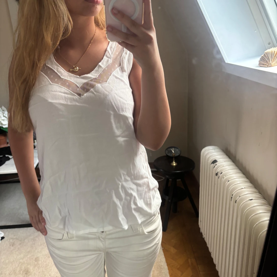 Vit ärmlös linnetopp med spets - 1