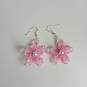 Örhängen handgjorda  - Handgjorda örhängen formade som blommor i rosa nyanser. Öronkroken är nickelsäker och aldrig använda 