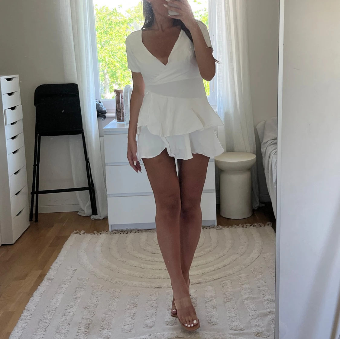 Vit klänning med volanger - 1