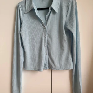 Blå blus  - Skjorta/blus med ribbad struktur 
