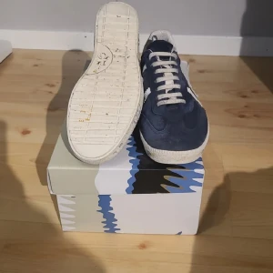 Premiata sneakers i blå mocka - Snygga sneakers från premiata mörkblåa. Storlek 40 sparsamt använda i en månad. Pris 1799 inte huggit i sten hör av er om ni har några frågor