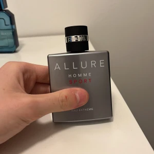 Allure Homme Sport Eau Extrême från Chanel - Säljer en flaska Allure Homme Sport Eau Extrême från Chanel. Parfymen kommer i en stilren, silverfärgad flaska med svart lock och den ikoniska Chanel-loggan. Perfekt för den som vill ha en fräsch och sportig doft inför sommarn!!          Ca 25/50 ml kvar! 