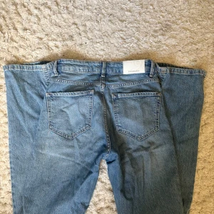 Raka jeans - Raka jeans från stradivarius i storlek 34 tall, passar nån som är 170-175. Använda men i fint skick! Ej hårda i materialet utan stretchiga o mjuka