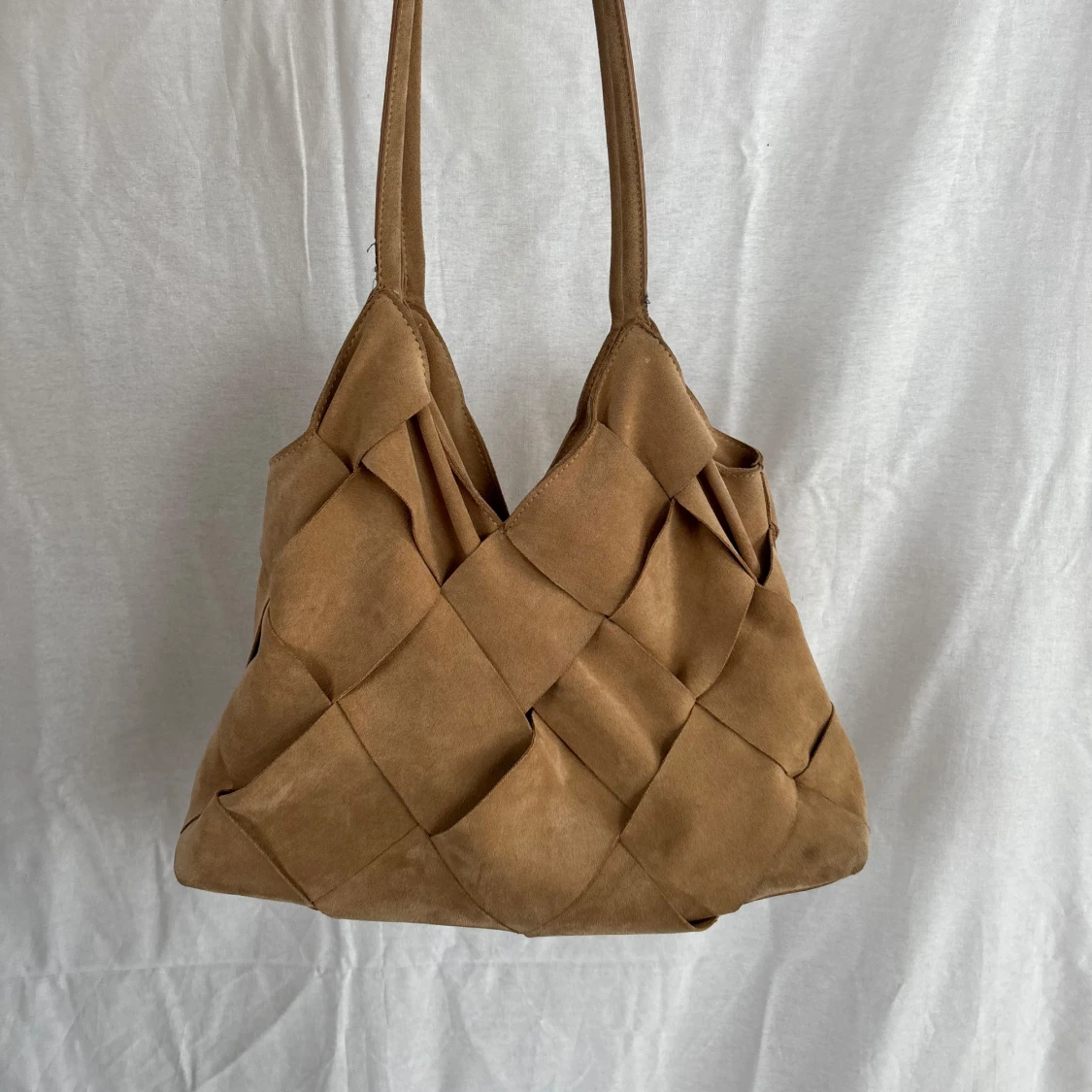 Beige axelväska i mocka med flätad design - 2