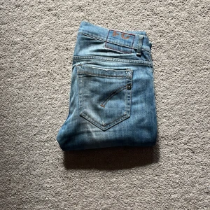 Dondup George  - Tja! Säljer detta paret jeans från Dondup med schyssta slitngar!| Modell:Lapp saknas, sitter som George| Nypris runt 5000kr, vårt pris, 599kr!| Vid minsta fråga tveka inte stt höra av dig//JeansLabbet