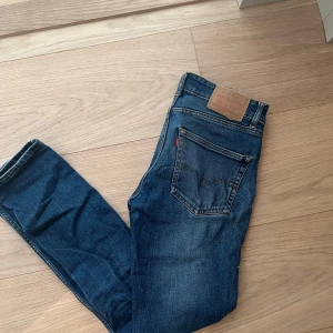 Levi's 511 blå jeans 30/32 - Säljer ett par klassiska Levi's 511 jeans i mörkblå tvätt. Modellen är slim fit med ben. 