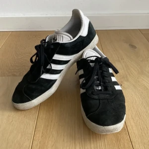 Adidas gazelle - Svartvita adidas gazelle strl 37! Sparsamt använda 🫶🏼
