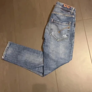 Dondup Mius w32 - Ett par feta dondups i modellen mius. Skulle säga att de är slimfit. Passar dig som är smal och lång. Har du några andra funderingar, skriv till mig.