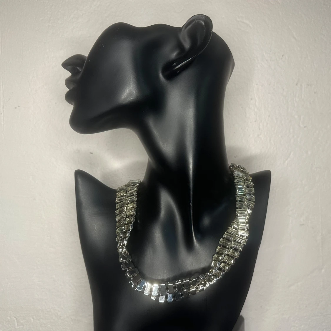 Dramatiskt vridet vintagehalsband / choker med kristaller Retro 90-talsglam - 3