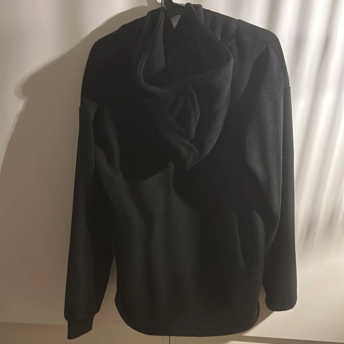 Svart hoodie med lila tryck - 1