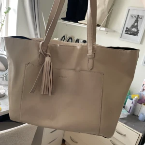 Beige axelväska  - Snygg beige axelväska från Anna Field, perfekt väska till skolstarten☀️💗☺️
