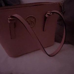 Fin väska!!💞 - Jag säljer nu denna väskan, jag vet inte vart den kommer från eller om den är äkta elr inte! Så jag tar inte så dyrt!  kommer ta rätt normalt för en väska, den är använd och så men väldigt fin o bra kvalitet fortfarande 