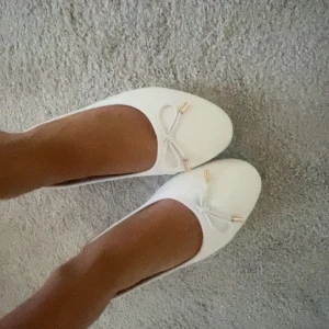 Ballerinaskor - Helt oanvända, vita ballerina skor i storlek 40. Passar dock mig som har 38/39. Vet inte märke eftersom att jag köpte på plick.❤️