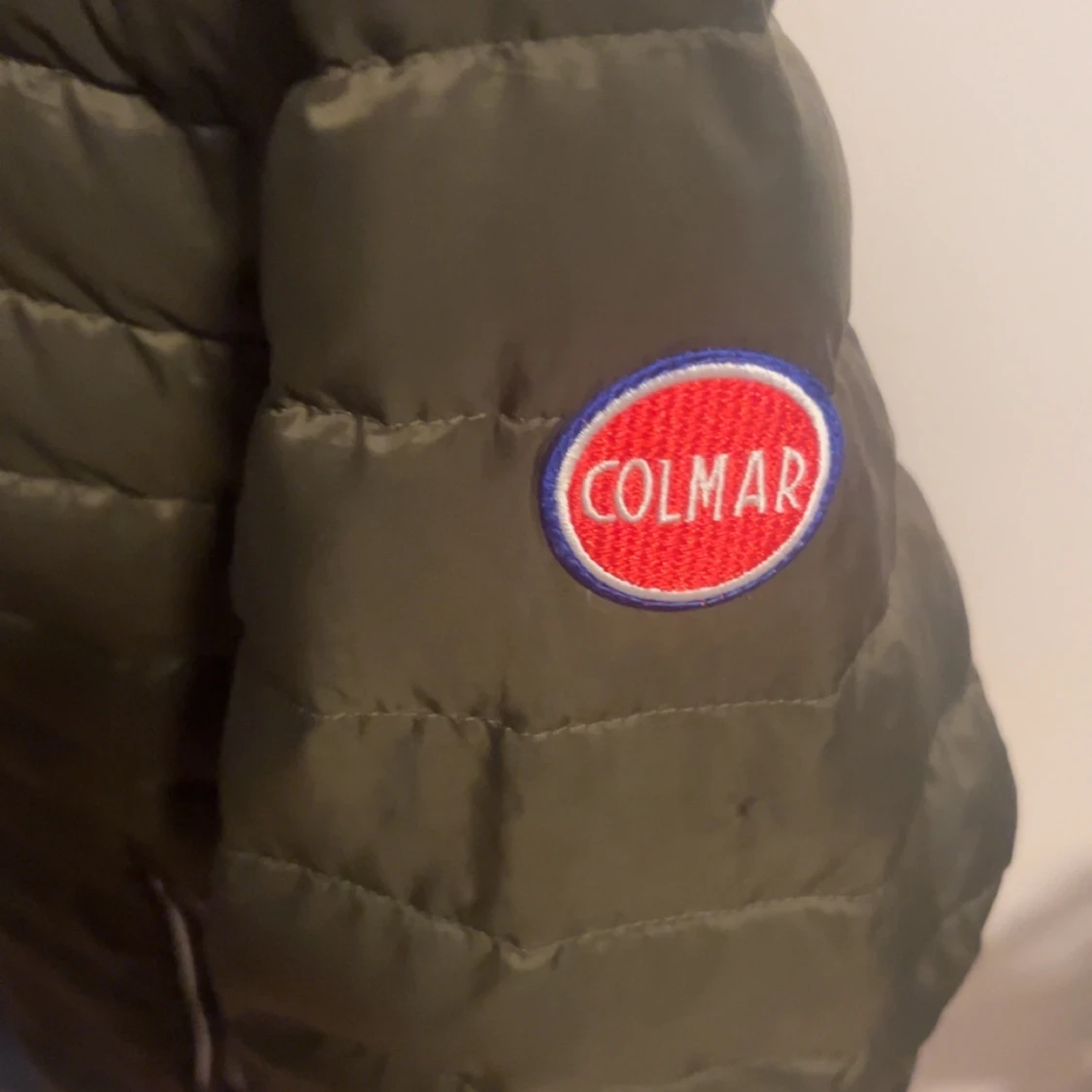 Olivgrön Colmar pufferjacka med huva - 1