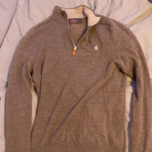 merinoull tröja från Morris - Långarmad tröja från Morris i 100% merinoull. Tröjan är half zip. Perfekt för dig som gillar stilrena och bekväma plagg med klassisk känsla. Tröjan är i S men kan också passa XS tröjan har dock krympt i tvätten så priset går att diskuteras 