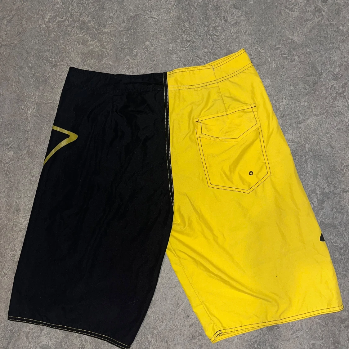 Billabong badshorts i svart och gult - 1