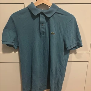 Pikétröja från Lacoste - Kortärmad pikétröja från Lacoste. Nypris 1350