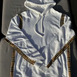 Burberry hoodie - Vit burberry hoodie 