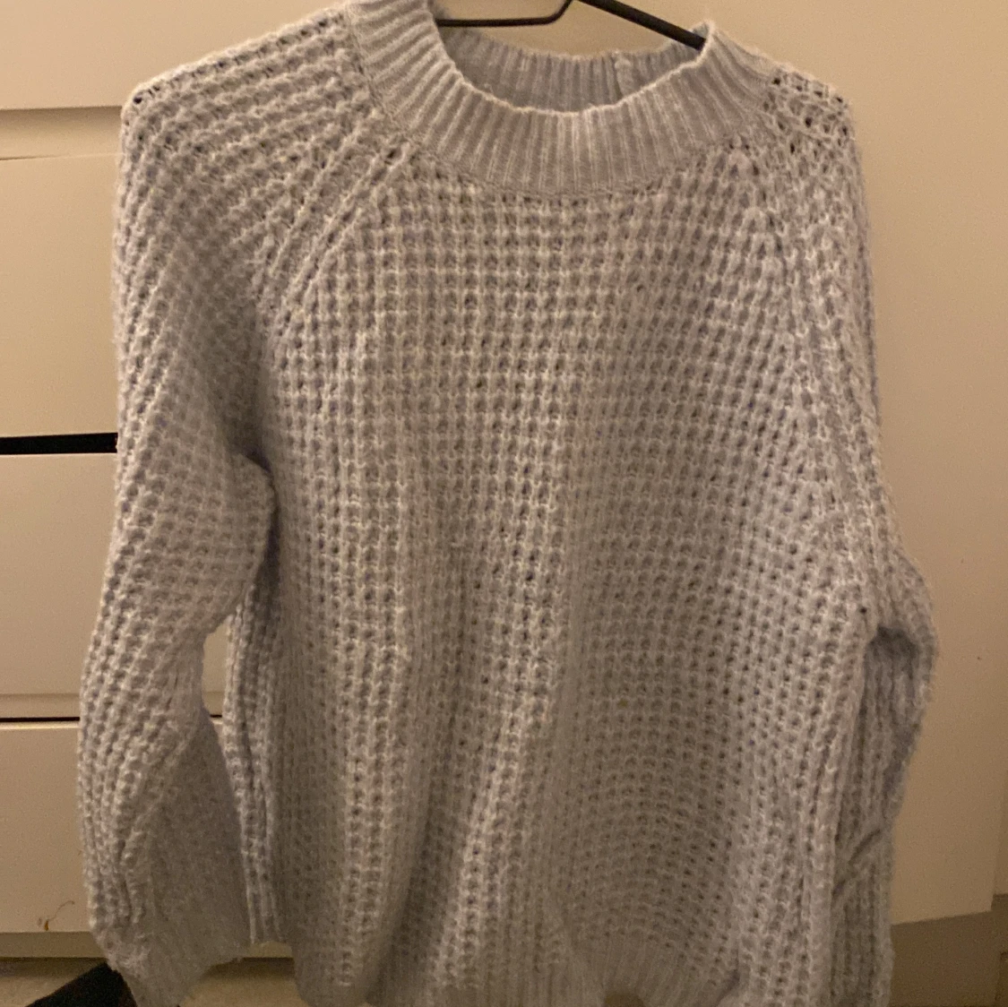 Ljusgrå stickad tröja med grov struktur