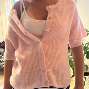 Ljusrosa stickad kofta med knappar - Superfin ljusrosa stickad kofta med korta ärmar och ribbad struktur💘