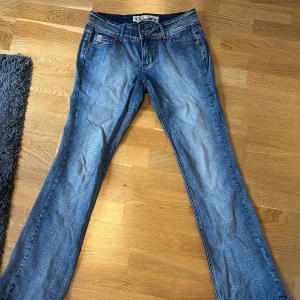 Lågmidjade jeans från Vanilla star - Snygga blå jeans från Replay med låg midja och bootcut passform. Jeansen har klassisk femficksdesign, slitningar och ljus tvätt.