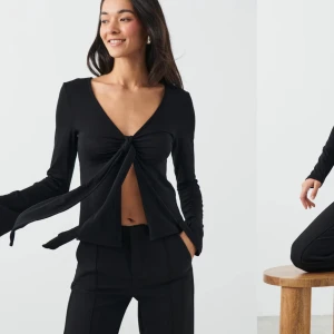 Tie front topp gina  - Säljer denna jättefina toppen från ginatricot som är helt slutsåld på hemsidan, den är endast använd 2 gånger så den är som ny🫶🏼skriv gärna för fler bilder💞