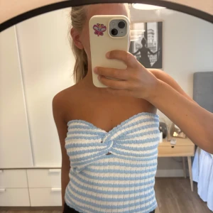Randig bandeau tubtopp från NA-KD - Jättesöt somrig bandeau topp💙 aldrig använd endast testad!