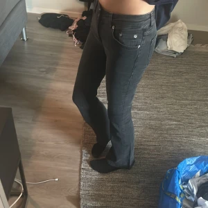 Svarta bootcut jeans 157 XS - Snygga gråa bootcut jeans från 157 i storlek XS. Jeansen har låg midja och klassisk femficksdesign. Materialet är mjukt och stretchigt för en bekväm passform. Perfekta om du gillar en retro vibe med utsvängda ben. Säljer för att dem är för korta 😊