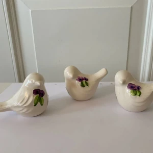 3 st Dekorativa fåglar från Rosa Ljung! - ! Tre keramikfåglar från Rosa Ljung Torekov Sweden.  Inga skador eller anmärkningar dock lite små krackeleringar, men syns knappt.  Höjd cirka 5 cm.  