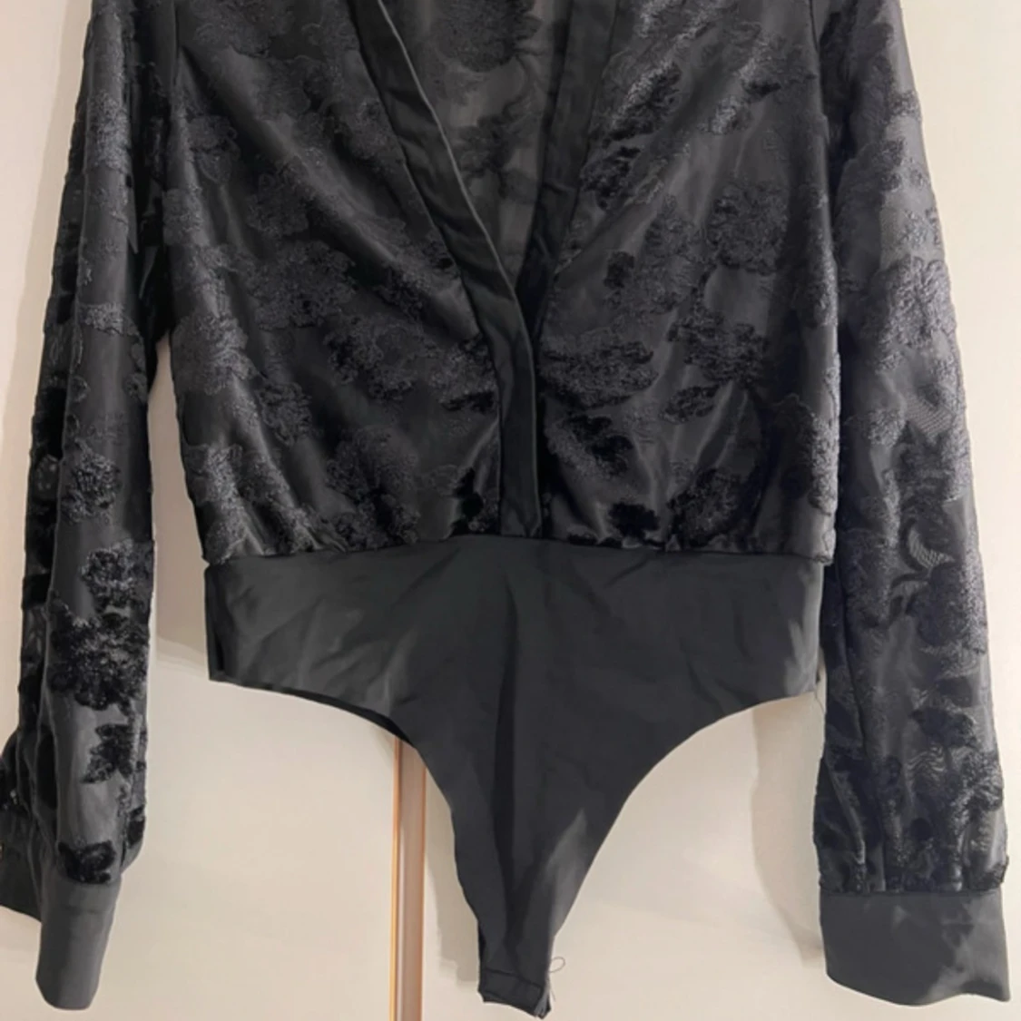 Svart blommig bodysuit  - 2