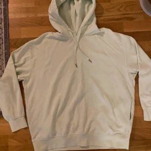 Oversize hoodie från H&M - Oversize hoodie!    Ljusgrön  Fickor på sidorna  Använt med felfritt skick  