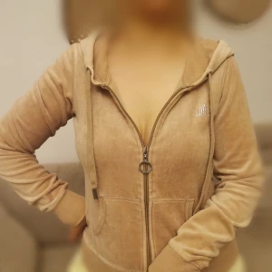 Beige velour hoodie med dragkedja - Mysig beige hoodie i velour med huva och dragsko.