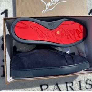 Mörkblå sneakers från Christian Louboutin - Hej jag säljer mina skor som är helt nya och allt följer med 