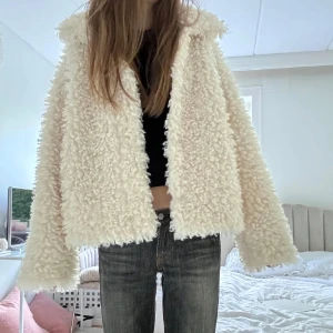 Vit teddyjacka från Kappahl - Supermysig vit teddyjacka från Kappahl i storlek M💕